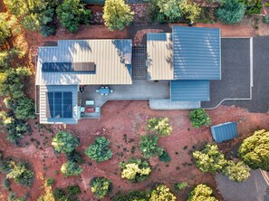 A modern house with a deck, a patio, and a garden. - Blazing Elephant - Stunning VIEWS, Pet Friendly, Central Location (Sedona)