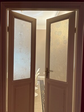 A doorway with frosted glass panels and a door handle. - Rattazzi 36 - La Spezia & 5 Terre (ITALIA)