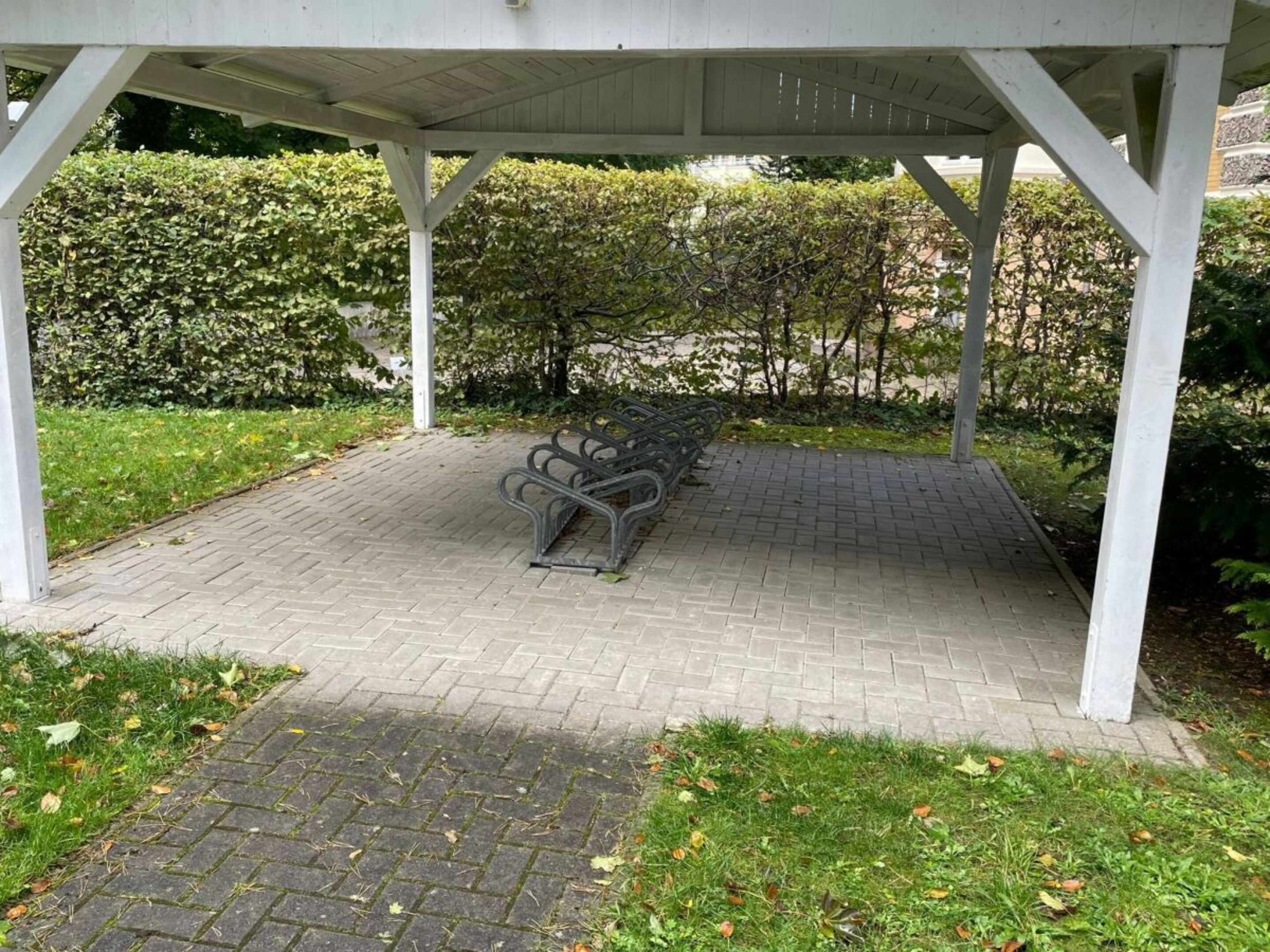 Un espace extérieur abrité, doté d’un sol pavé et de bancs.