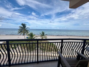 Ein Balkon mit Blick auf den Strand und das Meer.