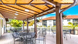 Outdoor dining - 4108 - Beautifully Updated 2-bed/2-bath condo close to Beaches and IMG Academies (Bradenton)