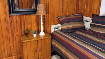 3 bedrooms, desk, iron/ironing board, WiFi (free)