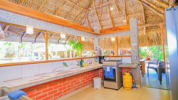 House, Garden View | Private kitchen | Fridge, microwave, oven, stovetop
