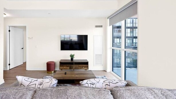 Living area - Stylish 3BR+Den Apartment w/ Balcony, Views & Free Parking (Toronto)