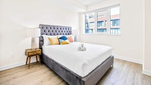 Room - Stylish 3BR+Den Apartment w/ Balcony, Views & Free Parking (Toronto)