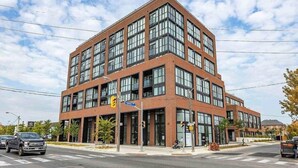 Exterior - Stylish 3BR+Den Apartment w/ Balcony, Views & Free Parking (Toronto)
