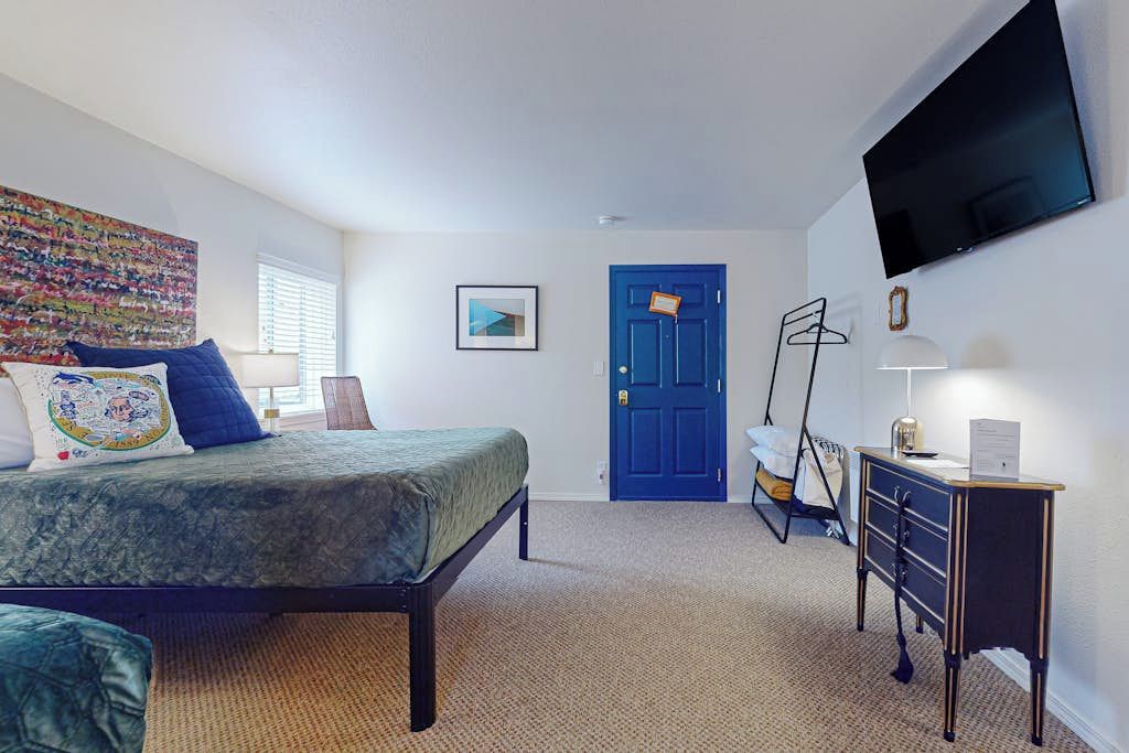 Desk, iron/ironing board, WiFi, bed sheets