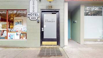 A hotel entrance with a sign reading 'HOTEL 825' and 'THE WASHINGTON' on the door.