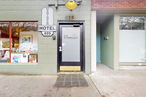 A hotel entrance with a sign reading 'HOTEL 825' and 'THE WASHINGTON' on the door. - 1BR Hotel Room right in Downtown Port Townsend (Port Townsend)