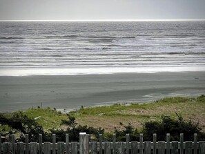A beach with a wooden fence in the foreground and the ocean in the background. - Stunning 1BR Oceanview -Patio -Washer Dryer- Hottub-Firepit (Moclips)