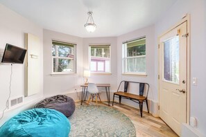 Une pièce comprenant un lit, un bureau, une chaise et un téléviseur.