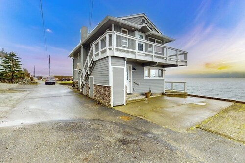 3 BR waterfront home with stunning views