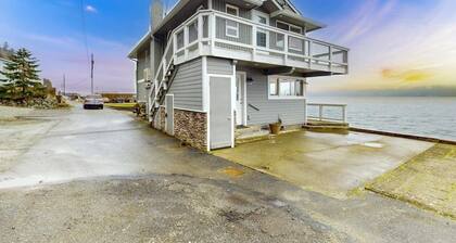 3 BR waterfront home with stunning views
