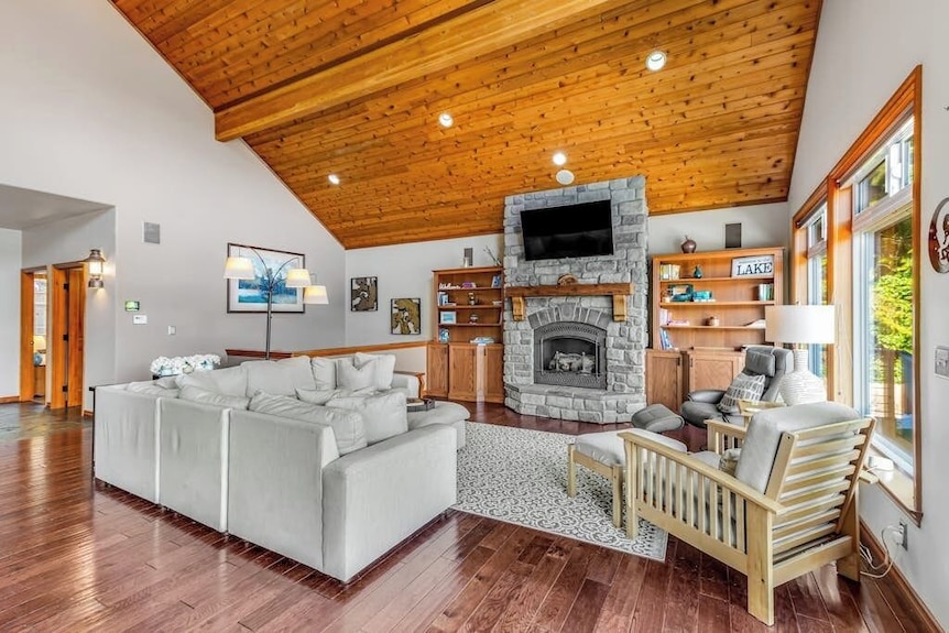 Lakefront Views With Hot Tub, Firepit, & Deck - Larrabee State Park, Bellingham