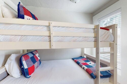 Renovated 2BR in Historical Building - Near Ferry