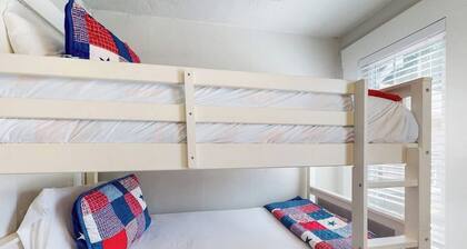 Renovated 2BR in Historical Building - Near Ferry