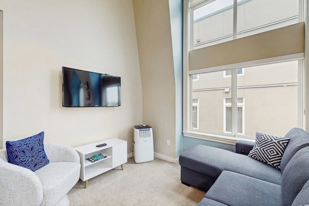 Charming 2br Soundview Washington State Conv.cente - Seattle, WA