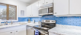 3BR Bayview 1st-Floor - Deck - Pool