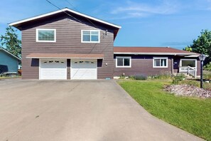 A two-story house with a garage and a covered porch. - 3BR Sound Views - Deck - Washer Dryer - AC - Yard (Poulsbo)
