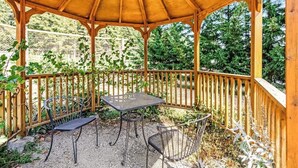 A wooden gazebo with a table and chairs, surrounded by a wooden fence and greenery. - Perfectly Located Studio Mountainview Mount Walker (Quilcene)