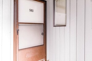 Eine Tür mit der Nummer 503, einem Holzrahmen und einer weißen Türfüllung.