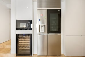 A stainless steel refrigerator with a water dispenser and a freezer compartment. - Villa Casa Lagartixa — your Algarve retreat (Alvor)