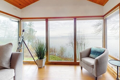 2BR peaceful waterfront cabin with furnished patio