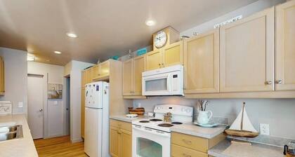 4BR House with private beach, hot tub, & game room