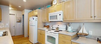4BR House with private beach, hot tub, & game room
