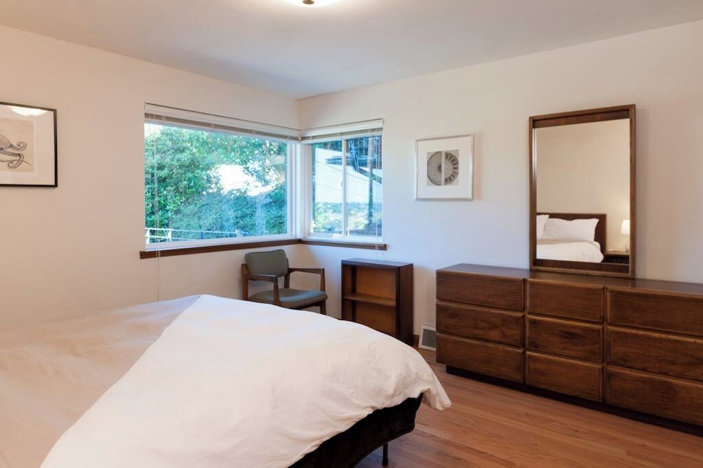 Iron/ironing board, travel crib, WiFi, bed sheets