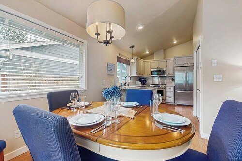 Ocean and Mountain view 3BR with decks & firepit