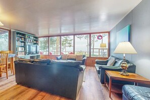 Ein Wohnzimmer mit einer Couch, einem Couchtisch und einem Bücherregal.
