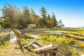 A wooden boardwalk leading to a house with a view of a natural landscape. - Amazing View 2BR Soundview - Deck (Nordland)