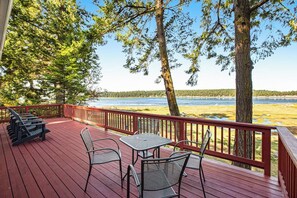 A wooden deck with outdoor furniture overlooking a lake. - Amazing View 2BR Soundview - Deck (Nordland)