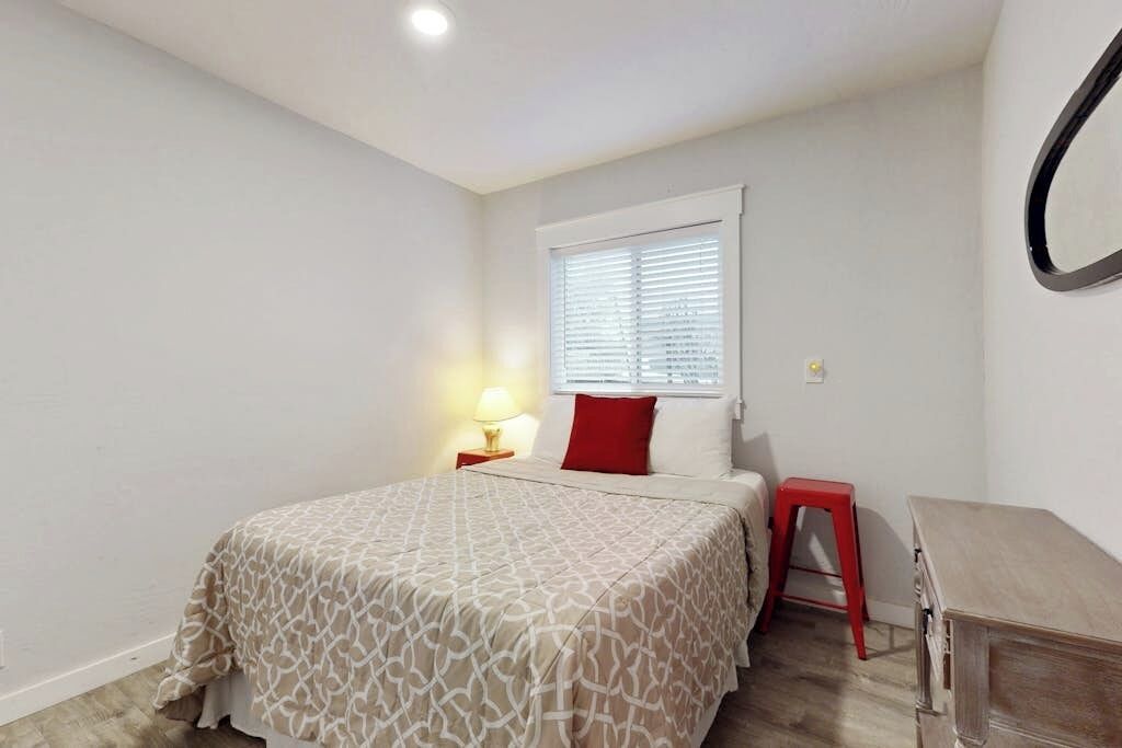 Iron/ironing board, bed sheets