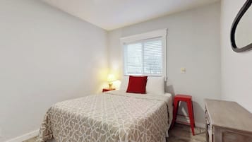 Iron/ironing board, bed sheets