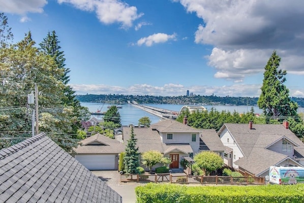 A residential area with houses, a waterfront, and a bridge in the background. - Cozy Studio Lakeview - Deck - NoKitchen- Shared Hot Tub (Mercer Island)