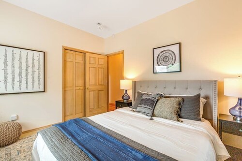 Updated 4BR Oceanview - Fireplace - Balcony