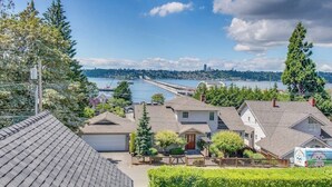 A residential area with houses, a waterfront, and a bridge in the background. - Downtown | Lakeview | Deck | Hot Tub (Mercer Island)