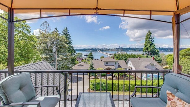 Property grounds - Downtown | Lakeview | Deck | Hot Tub (Mercer Island)