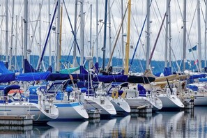 A marina with multiple boats docked in calm waters. - Modern Studio - 1st Floor - 1 Block to Kerry Park (Seattle)