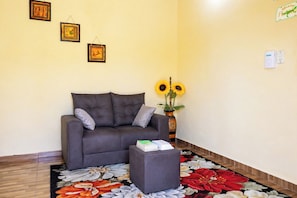 Living area - Ulises House: Private & Secure Home with a Garden (Luque)