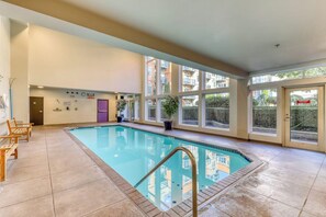 Ein Hallenbad mit großzügigen Fenstern und freiem Blick ins Freie.