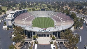 Un estadio grande con un campo central y múltiples niveles de gradas.