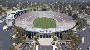 Um estádio grande com um campo central e várias fileiras de assentos.