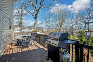 Outdoor dining - Dog Friendly Lakeview Family Retreat with Hot Tub, Firepit and Game Room (Jefferson)