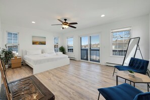 Room - Dog Friendly Lakeview Family Retreat with Hot Tub, Firepit and Game Room (Jefferson)