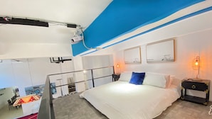 Room - Spacious Loft for up to 14 guest, 5-Minute Walk to Ocean Park Beach (San Juan)