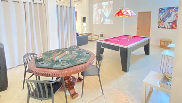 Game room - Spacious Loft for up to 14 guest, 5-Minute Walk to Ocean Park Beach (San Juan)
