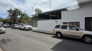 Property grounds - Spacious Loft for up to 14 guest, 5-Minute Walk to Ocean Park Beach (San Juan)
